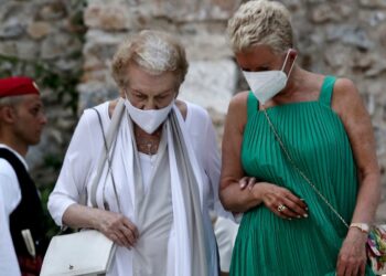 Η μητέρα της Ακρίτα απαντάει στον Μπέο: “Είμαι εδώ με τον Άγιο Πέτρο και σας υποδεχόμαστε αν συμφωνεί ο Ύψιστος”