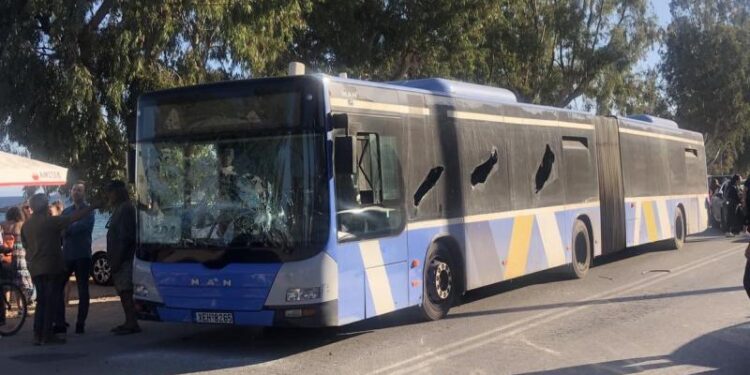 Σοκ στην Αρτέμιδα: Έσπαγε τα τζάμια λεωφορείου και φώναζε «θα σας σκοτώσω»