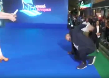 Δημοτικές εκλογές 2023 – Βόλος: Ο Μπέος προσπαθεί να ανέβει με άλμα στην εξέδρα για την προεκλογική του ομιλία αλλά πέφτει