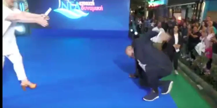 Δημοτικές εκλογές 2023 – Βόλος: Ο Μπέος προσπαθεί να ανέβει με άλμα στην εξέδρα για την προεκλογική του ομιλία αλλά πέφτει