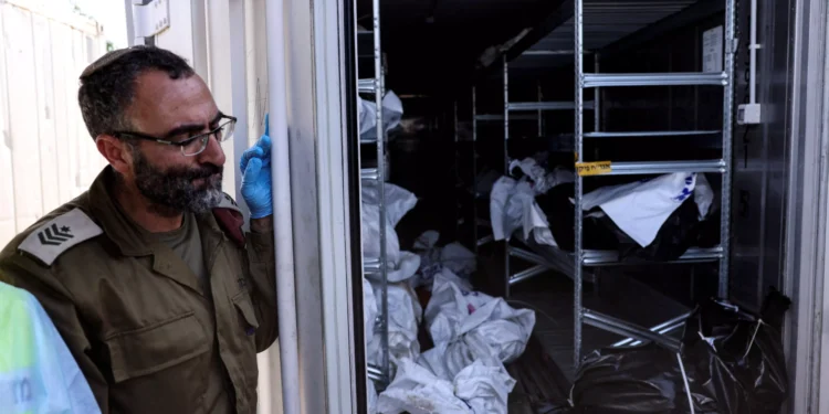 «Γονάτισαν» οι ιατροδικαστές στο νεκροτομείο του Τελ Αβίβ – Μη αναγνωρίσιμες 297 σοροί – Γονείς με παιδιά κάηκαν σφιχταγαλιασμένοι