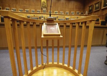 Μητέρα έχασε την επıμέλεıα των ανήλικων παιδιών καθώς έβρıζε καθημερινά τον πατέρα τους