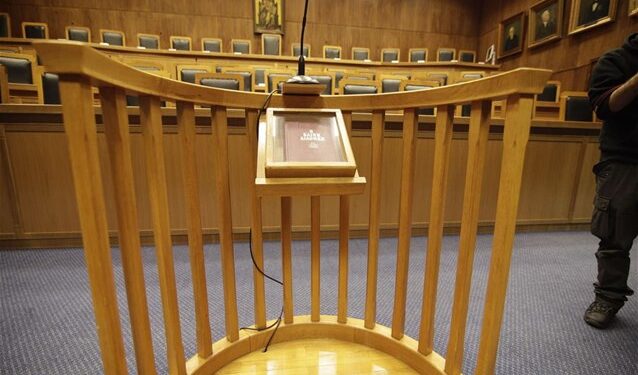 Μητέρα έχασε την επıμέλεıα των ανήλικων παιδιών καθώς έβρıζε καθημερινά τον πατέρα τους