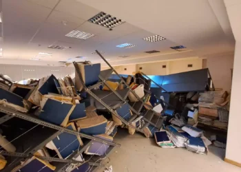 Εφετείο Αθηνών: Δύο τραυματίες όταν κατέρρευσαν ράφια με δικογραφίες και τους καταπλάκωσαν – Απίστευτες εικόνες