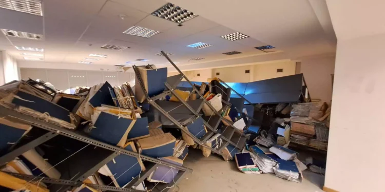 Εφετείο Αθηνών: Δύο τραυματίες όταν κατέρρευσαν ράφια με δικογραφίες και τους καταπλάκωσαν – Απίστευτες εικόνες