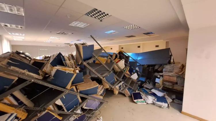 Εφετείο Αθηνών: Δύο τραυματίες όταν κατέρρευσαν ράφια με δικογραφίες και τους καταπλάκωσαν – Απίστευτες εικόνες