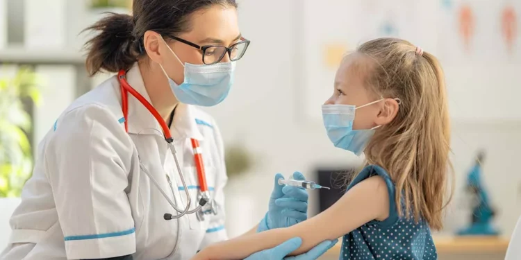 Κορωνοϊός: Ξεκινούν σήμερα οι εμβολιασμοί σε βρέφη και παιδιά έως 11 ετών – Τι πρέπει να γνωρίζουν οι γονείς