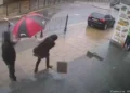 Η στιγμή που τραμπούκος πετάει πλάκα πεζοδρομίου στο κεφάλι γυναίκας επειδή φοράει χιτζάμπ (vid)