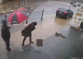 Η στιγμή που τραμπούκος πετάει πλάκα πεζοδρομίου στο κεφάλι γυναίκας επειδή φοράει χιτζάμπ (vid)