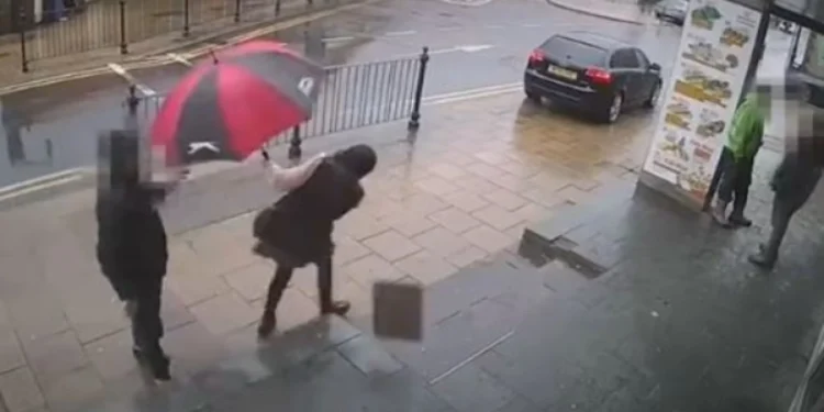 Η στιγμή που τραμπούκος πετάει πλάκα πεζοδρομίου στο κεφάλι γυναίκας επειδή φοράει χιτζάμπ (vid)