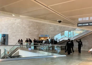 Ισράηλ: Σειρήνες στο Τελ Αβίβ – Ταξιδιώτες προσπαθούν να καλυφθούν στο αεροδρόμιο «Μπεν Γκουριόν» – Βίντεο