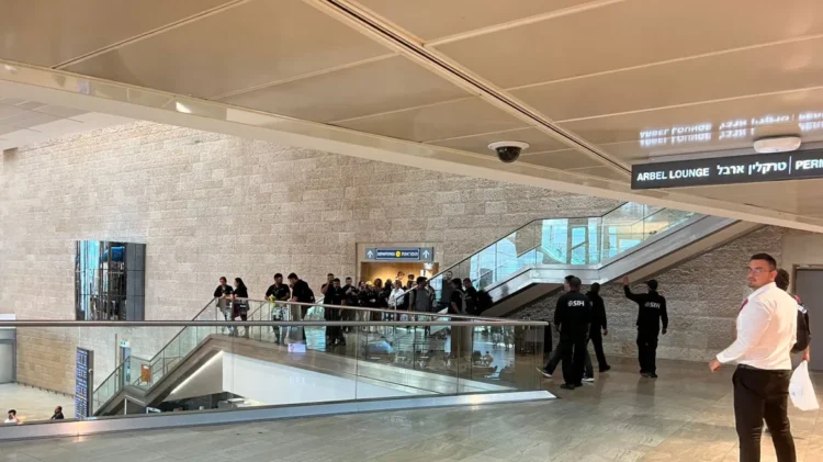 Ισράηλ: Σειρήνες στο Τελ Αβίβ – Ταξιδιώτες προσπαθούν να καλυφθούν στο αεροδρόμιο «Μπεν Γκουριόν» – Βίντεο