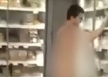 Απίστευτο περιστατικό σε σούπερ μάρκετ της Αττικής: Πήγε να ψωνίσει… ολόγυμνος (vid)