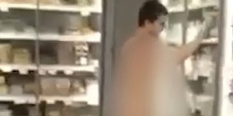 Απίστευτο περιστατικό σε σούπερ μάρκετ της Αττικής: Πήγε να ψωνίσει… ολόγυμνος (vid)
