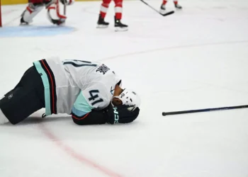 Φρικτός θάνατος αθλητή σε αγώνα χόκεϊ επί πάγου – Παγοπέδιλο του έκοψε τον λαιμό (Σκληρό Βίντεο)