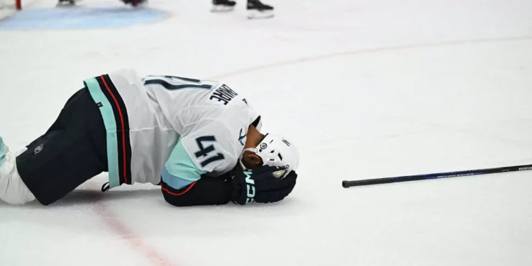 Φρικτός θάνατος αθλητή σε αγώνα χόκεϊ επί πάγου – Παγοπέδιλο του έκοψε τον λαιμό (Σκληρό Βίντεο)