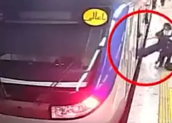 Ιράν: Ξυλοκόπησαν 16χρονη επειδή δεν φορούσε σωστά την μαντήλα -Κατέρρευσε η κοπέλα