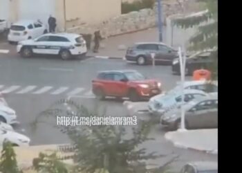 Σοκαριστικό βίντεο: Ένοπλοι πυροβολούν Ισραηλινό πολίτη που οδηγεί το αυτοκίνητό του