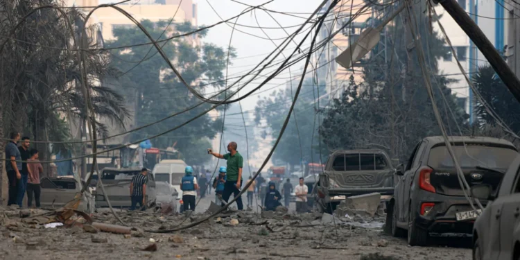 Πόλεμος στο Ισραήλ: Πάνω από 700 συνολικά οι νεκροί – «Έχουν απαχθεί 100 στρατιώτες και πολίτες», επίκειται εισβολή στη Γάζα