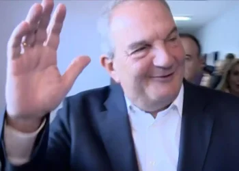 Ο Κώστας Καραμανλής ξέχασε την ταυτότητά του όταν πήγε να ψηφίσει για τις δημοτικές και περιφερειακές εκλογές