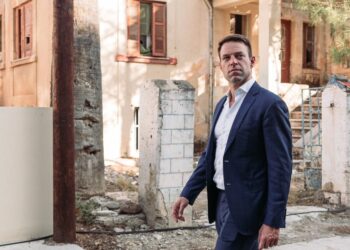 Ασκήσεις εσωκομματικών ισορροπιών από τον Κασσελάκη, με «καρότο και μαστίγιο»