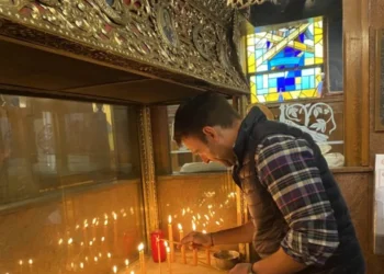 Κασσελάκης: «Αν βάλω 50 ευρώ για κεριά, θα μου δώσεις πενηντάρικο για βενζίνη;»