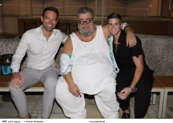 Ο Στέφανος Κασσελάκης μαζί με τον Τάιλερ στο Ηρώδειο – Παρακολούθησαν συναυλία του Σταμάτη Κραουνάκη