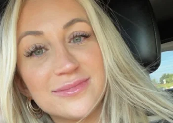 Έδιωξαν καθηγήτρια επειδή ανέβαζε ροζ βίντεό της στο Onlyfans – Μαθητές μαζεύουν υπογραφές για να επιστρέψει