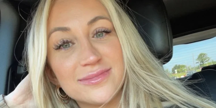 Έδιωξαν καθηγήτρια επειδή ανέβαζε ροζ βίντεό της στο Onlyfans – Μαθητές μαζεύουν υπογραφές για να επιστρέψει