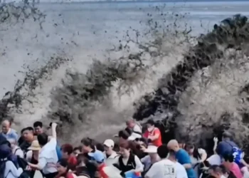 Κίνα: Εκατοντάδες τουρίστες παρασύρονται από παλιρροϊκό κύμα σε ποταμό -Συγκλονιστικό βίντεο