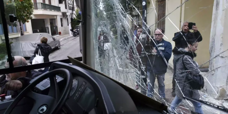 Κρήτη: Επιθέσεις ανεγκέφαλων με πέτρες σε λεωφορεία – Τρόμος στο Ηράκλειο