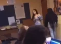 ΗΠΑ: Μαθήτρια πέταξε καρέκλα στο κεφάλι καθηγήτριας – Η στιγμή της επίθεσης(Βίντεο)
