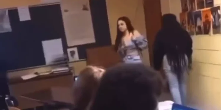ΗΠΑ: Μαθήτρια πέταξε καρέκλα στο κεφάλι καθηγήτριας – Η στιγμή της επίθεσης(Βίντεο)