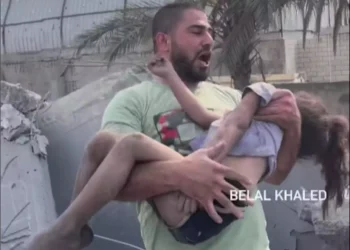 Πόλεμος στο Ισραήλ: Πατέρας κρατά αγκαλιά τη σορό του παιδιού του που σκοτώθηκε από βομβαρδισμούς