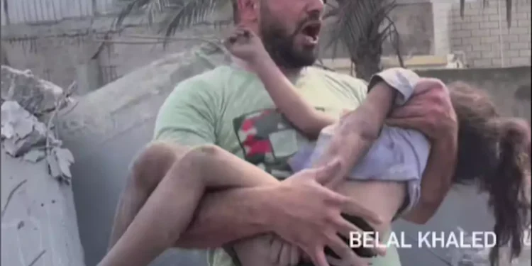 Πόλεμος στο Ισραήλ: Πατέρας κρατά αγκαλιά τη σορό του παιδιού του που σκοτώθηκε από βομβαρδισμούς