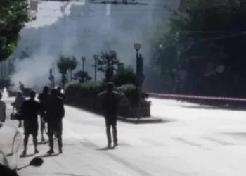 Κλειστή η Πατησίων στο ύψος του Οικονομικού Πανεπιστημίου Αθηνών – Κουκουλοφόροι άναψαν φωτιά σε κάδους