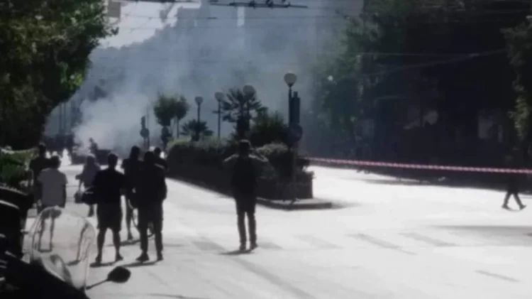 Κλειστή η Πατησίων στο ύψος του Οικονομικού Πανεπιστημίου Αθηνών – Κουκουλοφόροι άναψαν φωτιά σε κάδους