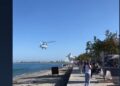 Ελικόπτερο πετάει σε παραλία και «σηκώνει» ομπρέλες – Τραυματίστηκε μία γυναίκα (Βίντεο)