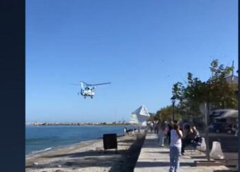 Ελικόπτερο πετάει σε παραλία και «σηκώνει» ομπρέλες – Τραυματίστηκε μία γυναίκα (Βίντεο)