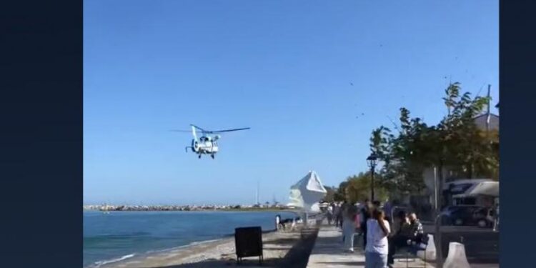 Ελικόπτερο πετάει σε παραλία και «σηκώνει» ομπρέλες – Τραυματίστηκε μία γυναίκα (Βίντεο)