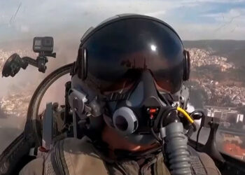 “Μόνο οι ελεύθερες ψυχές κρατάνε ελεύθερες πατρίδες” – Το συγκλονιστικό μήνυμα του πιλότου του F-16 από τον ουρανό της Θεσσαλονίκης (video)