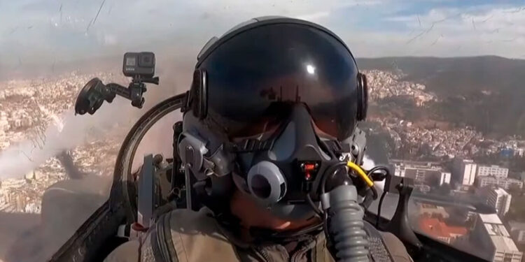 “Μόνο οι ελεύθερες ψυχές κρατάνε ελεύθερες πατρίδες” – Το συγκλονιστικό μήνυμα του πιλότου του F-16 από τον ουρανό της Θεσσαλονίκης (video)