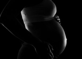 «Με γράπωσε από τα μαλλιά και με κλώτσαγε» – Τι λέει η έγκυος για το ξυλοδαρμό της από επιχειρηματία