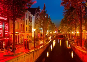 Άμστερνταμ: Γυναίκα σε σεξ κλαμπ είπε ότι συνευρέθηκε με τον ίδιο της τον πατέρα – Πώς «ξεσκεπάστηκε» το ψέμα της