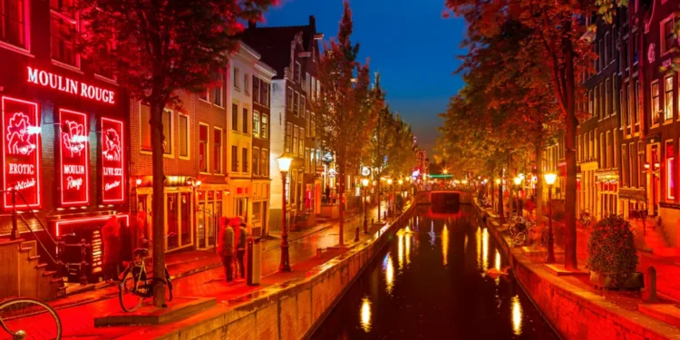 Άμστερνταμ: Γυναίκα σε σεξ κλαμπ είπε ότι συνευρέθηκε με τον ίδιο της τον πατέρα – Πώς «ξεσκεπάστηκε» το ψέμα της