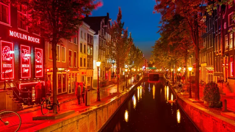 Άμστερνταμ: Γυναίκα σε σεξ κλαμπ είπε ότι συνευρέθηκε με τον ίδιο της τον πατέρα – Πώς «ξεσκεπάστηκε» το ψέμα της