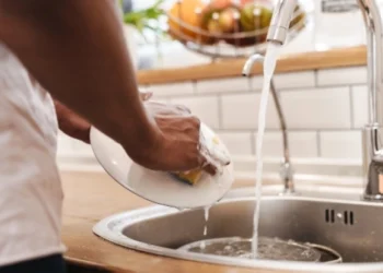 Το κόλπο για να πλένεις πιο γρήγορα τα πιάτα: Παγάκια από σαπούνι