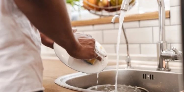 Το κόλπο για να πλένεις πιο γρήγορα τα πιάτα: Παγάκια από σαπούνι