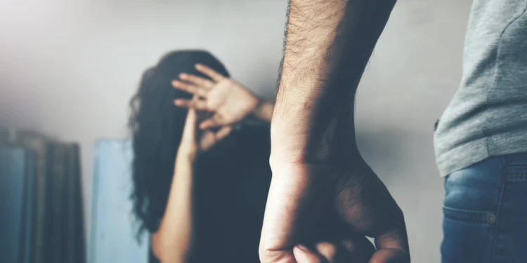 Μαχαίρωσε, χτύπησε και λήστεψε τη σύντροφό του στη Σάμο