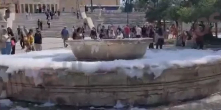 Το σιντριβάνι στο Σύνταγμα γέμισε σαπουνάδες: Άγνωστος έριξε απορρυπαντικό (vid)